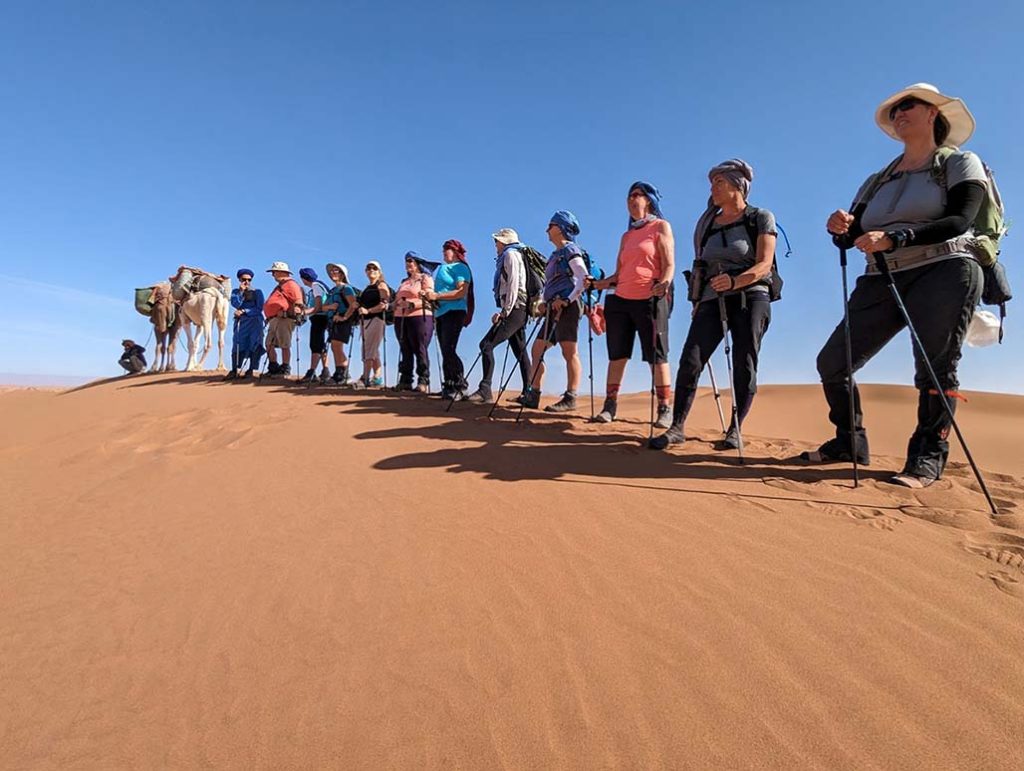 Un groupe dans le désert pour un voyage corporatif au Maroc