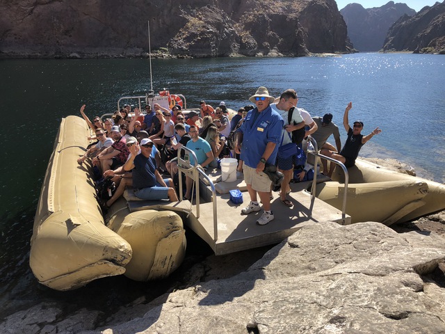 Gens sur un bateau pour un voyage corporatif