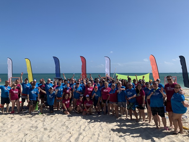 Groupe sur le bord de la mer pour un voyage corporatif