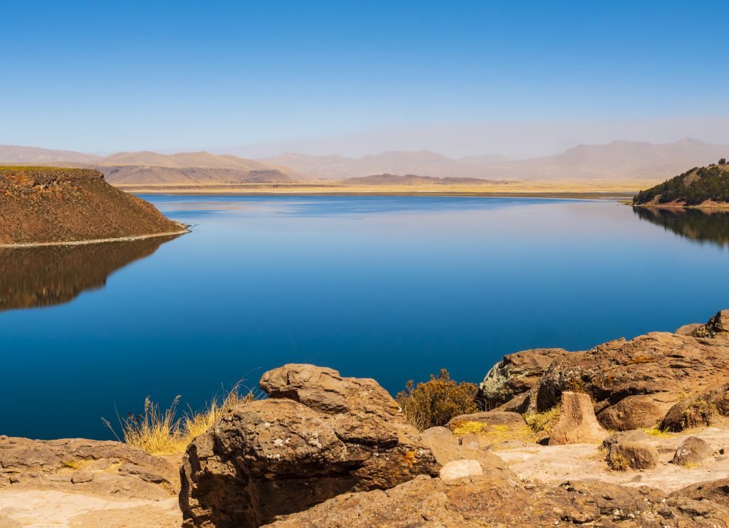 Vue impressionnante sur le lac Umayo, site archéologique de Sillustani, région de Puno, Pérou.