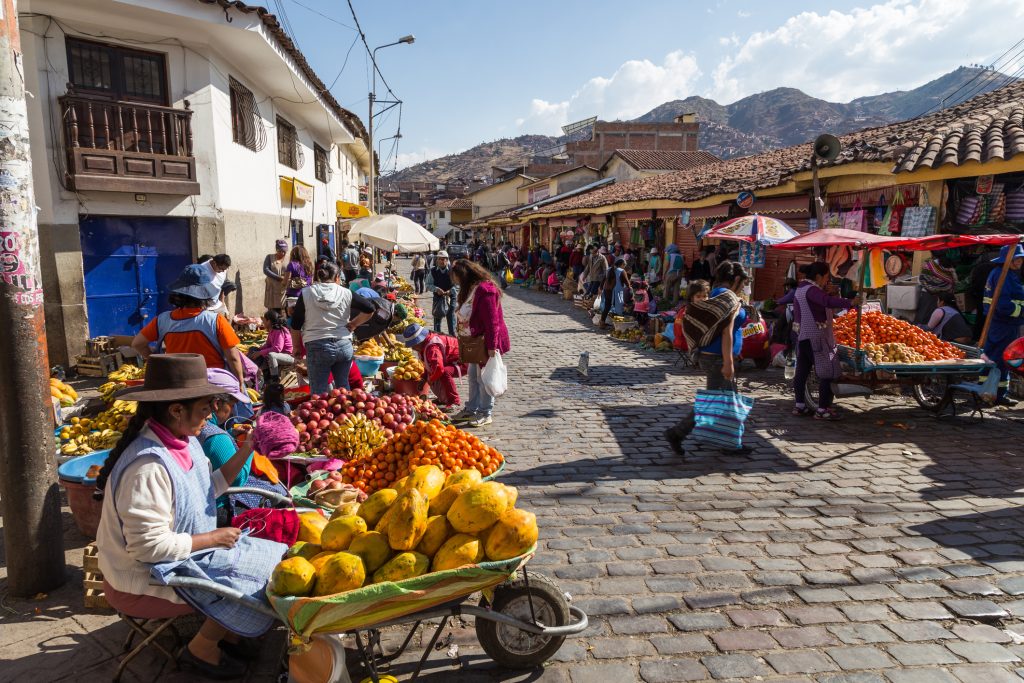 Marché de fruits dans les rues de Cusco, Pérou.