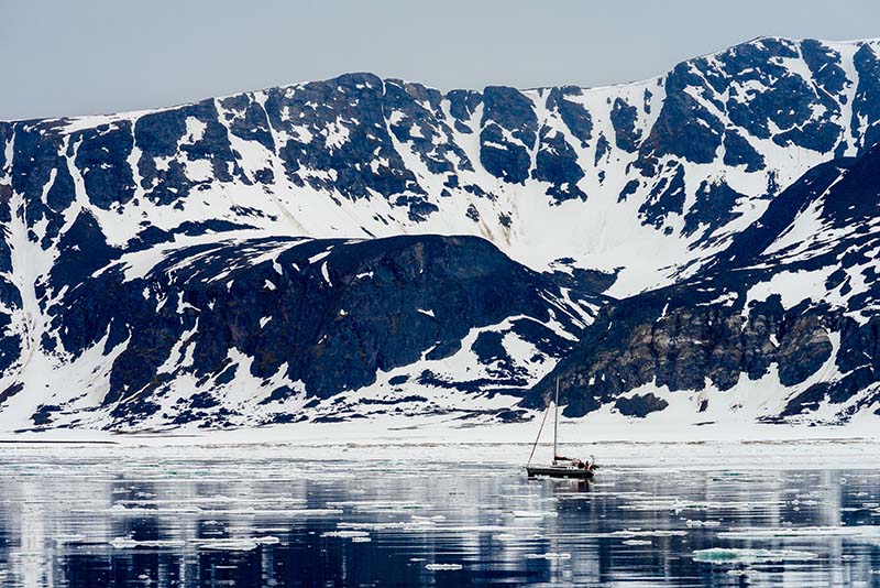 Montagne et baie en Arctique