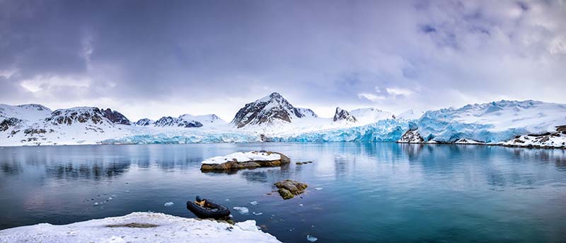 Baie et glaciers en Arctique