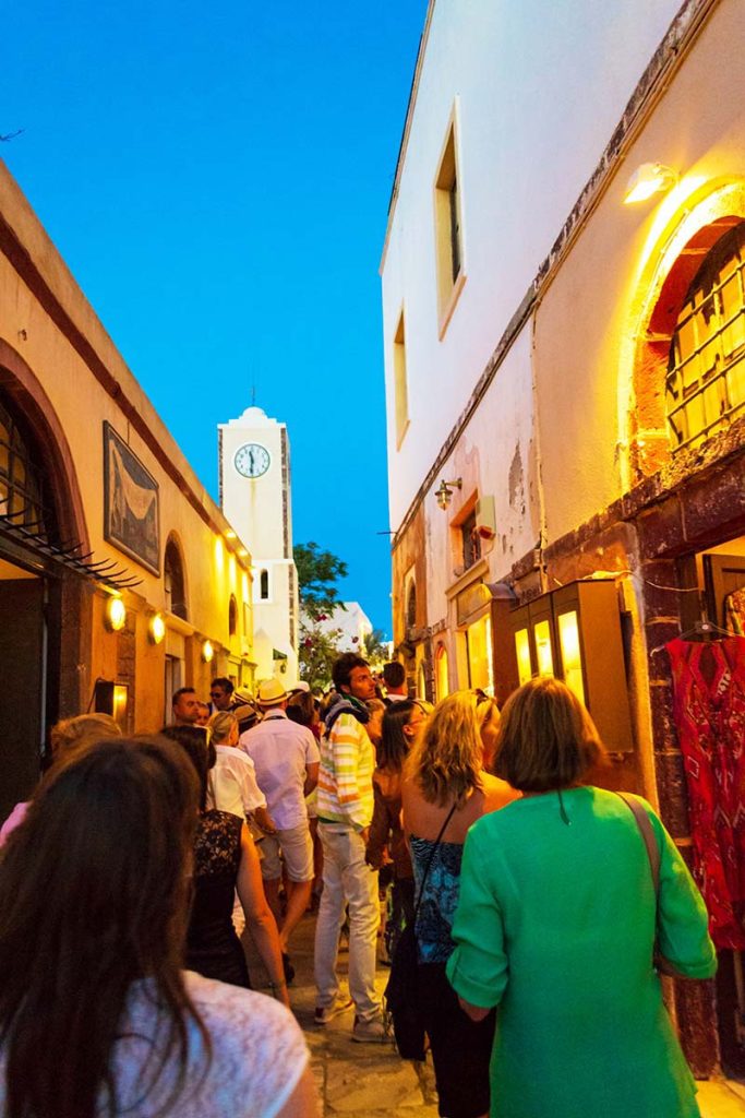 Vue des touristes à Oia avec Contact Amérique Voyage