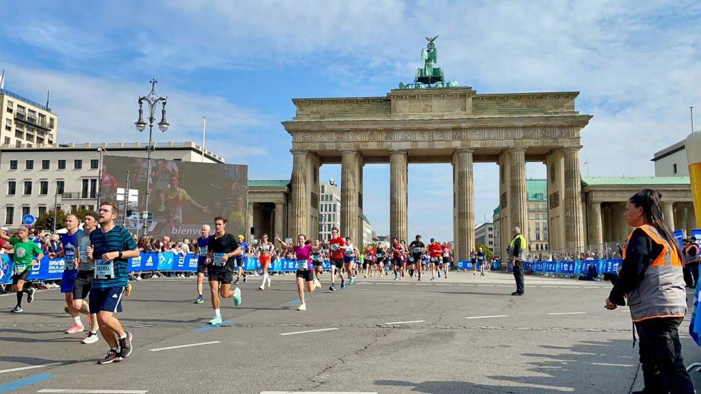 Marathon BMW Berlin avec Contact Amérique - coureurs porte brandebourg