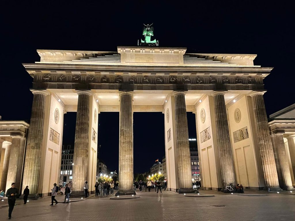 Marathon de Berlin avec Contact Amérique - Night view of the door