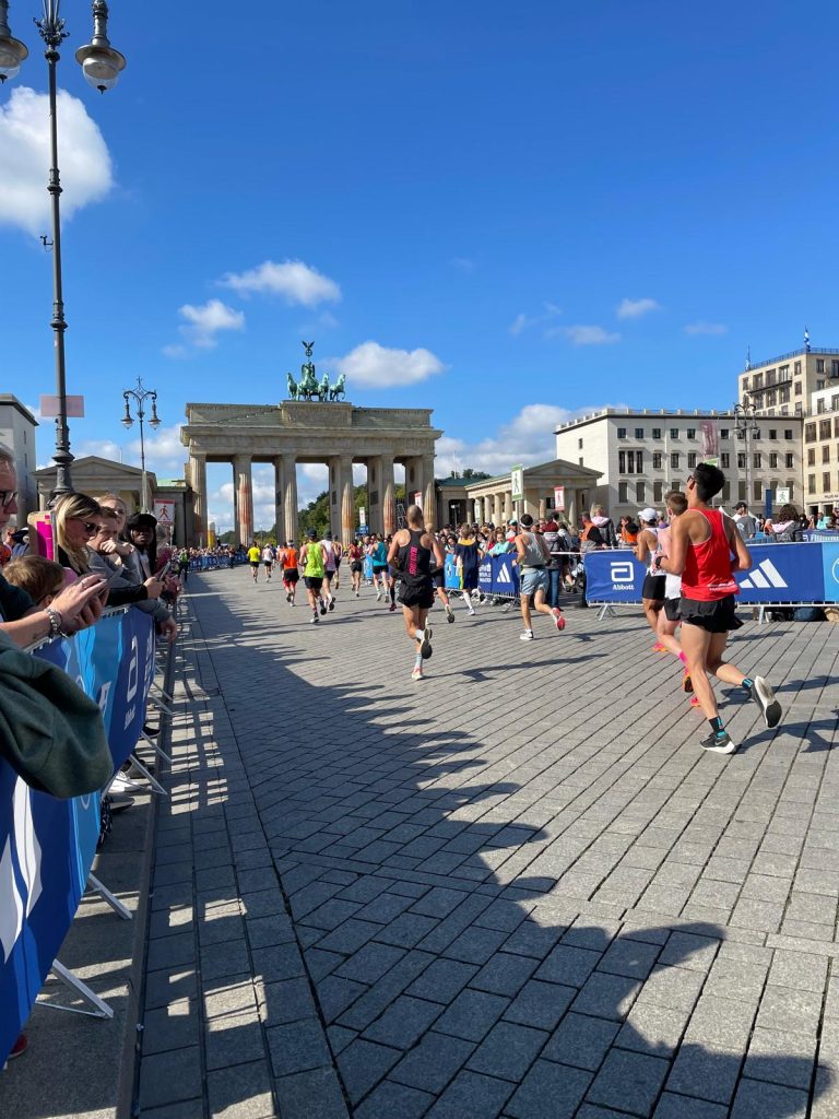 Marathon de Berlin avec Contact Amérique - pres du finish